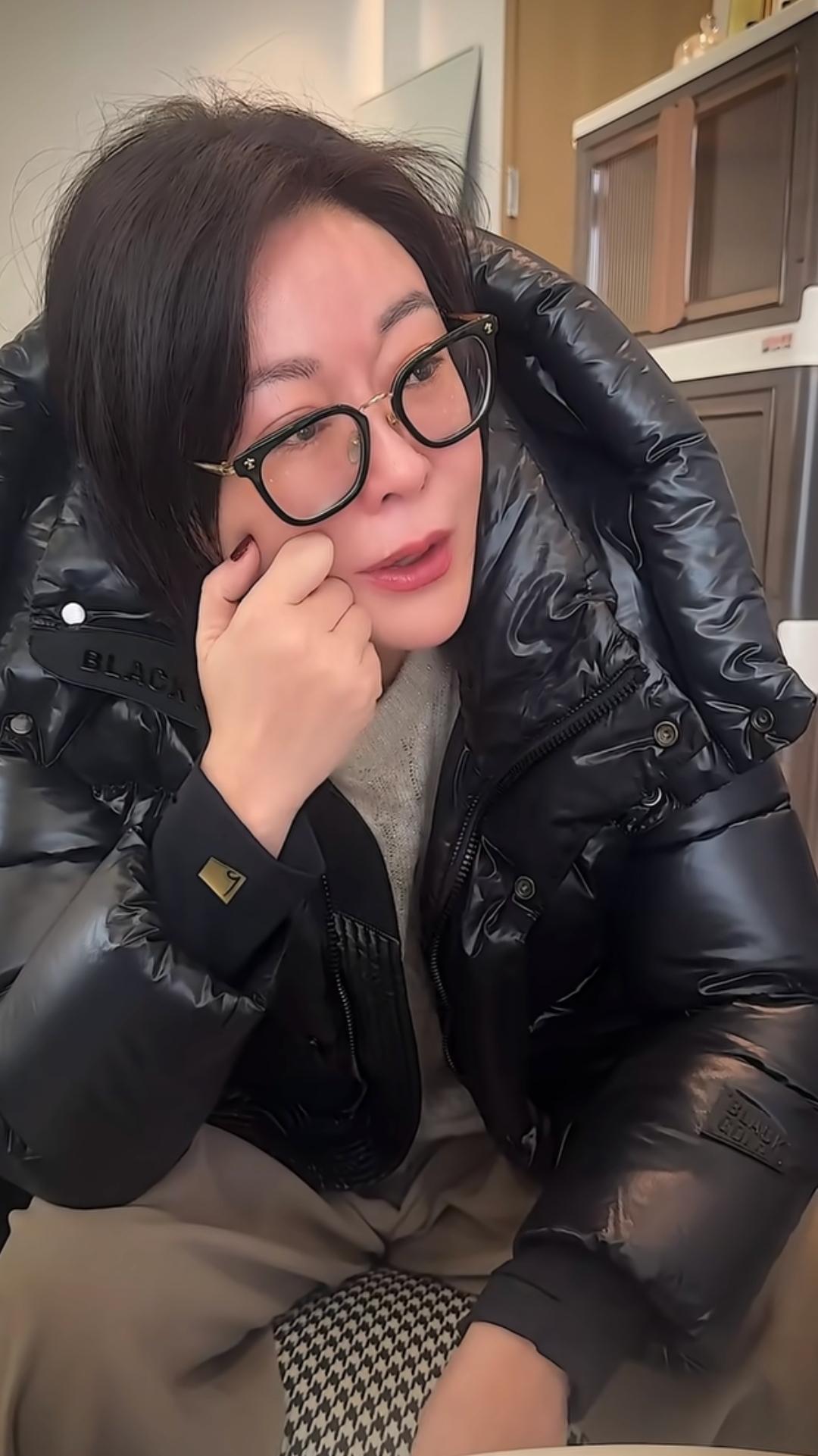 这次王小骞头发没梳，妆没化，直接对着镜头爆哭。11岁的女儿早早，之前因为矮小