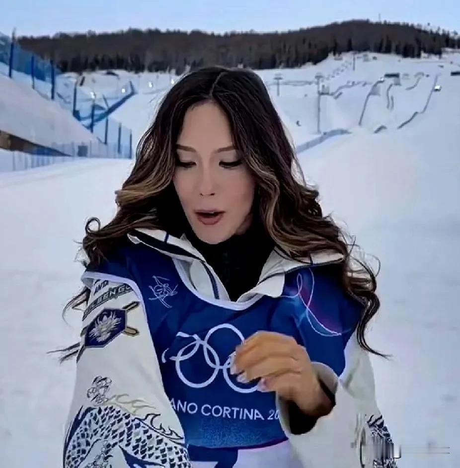谷爱凌这件滑雪服，安踏是真沉得住气！全球就一件，明明能卖疯，偏偏就是不卖。