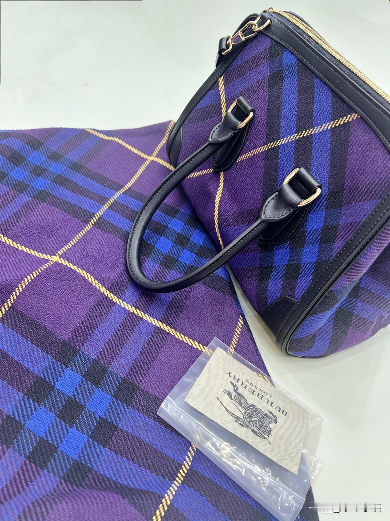 最近接待了一对特殊的上海夫妇。他们在Burberry店里买了两件紫格子风衣，店