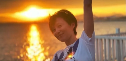内娱比罗海琼更自洽的中年女星出现了，原本以为罗海琼烫老年卷发已经够大胆了，没想到