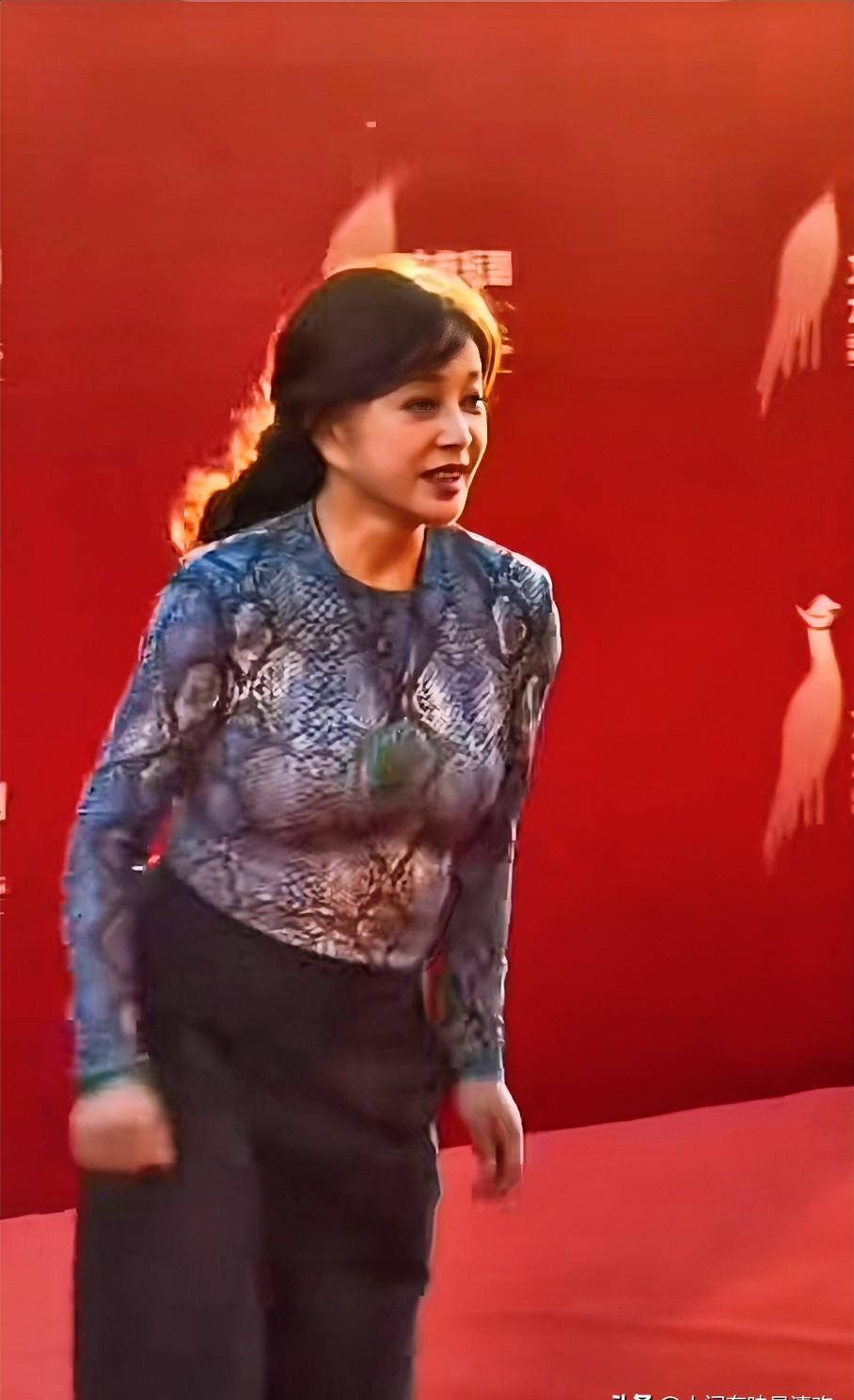 70岁的刘晓庆在跑步机上，把很多30岁的人甩在身后。这不是夸张。看她最新的健