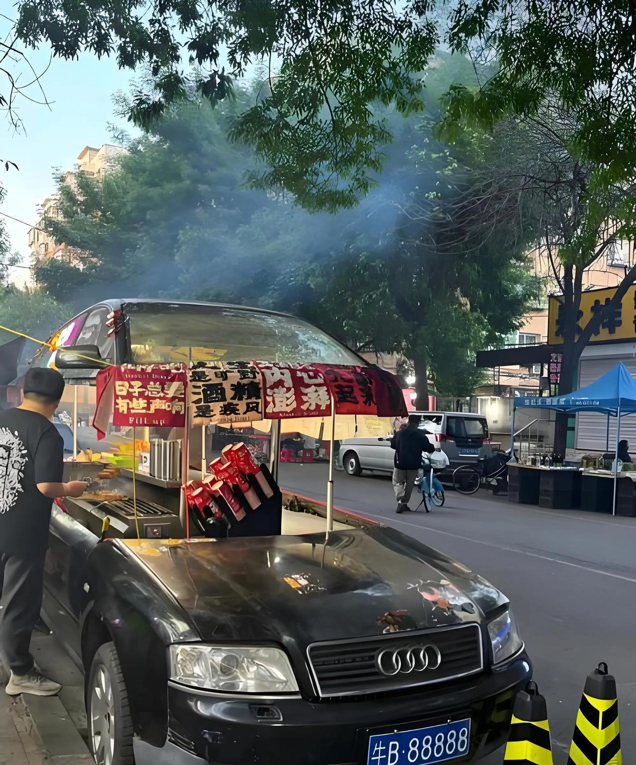 不得不佩服这车主人！果然能写牛B的，车牌还5个8都不是一般人！下班的路上发现