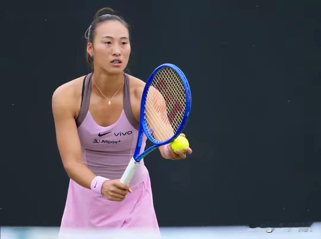 温网落幕，硬地赛接踵而至，在WTA250雅典站女单首轮，郑钦文以7-5、6-1击