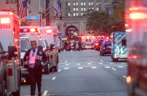 男子端着M4在纽约市中心扫射，警察也被打死，纽约警局局长：他有精神病据《纽约时