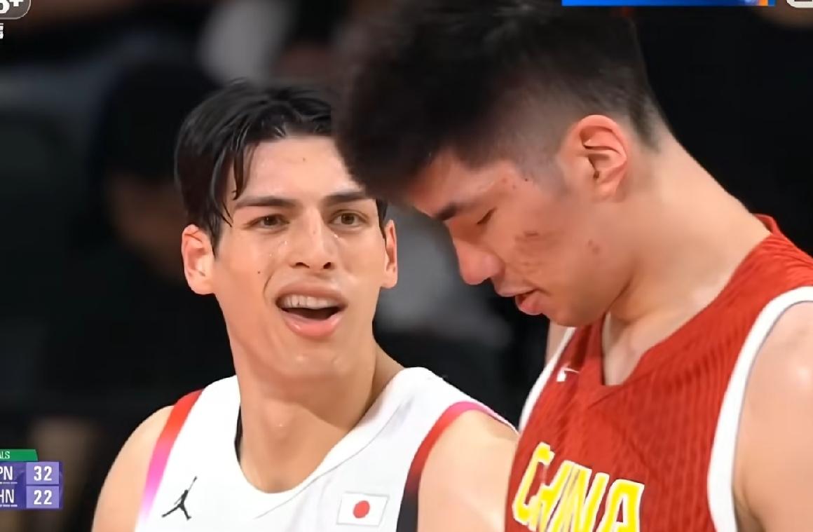 日本队13号谢弗阿维幸站上罚球线时站在余嘉豪身旁，镜头之下，他面部神态引起不