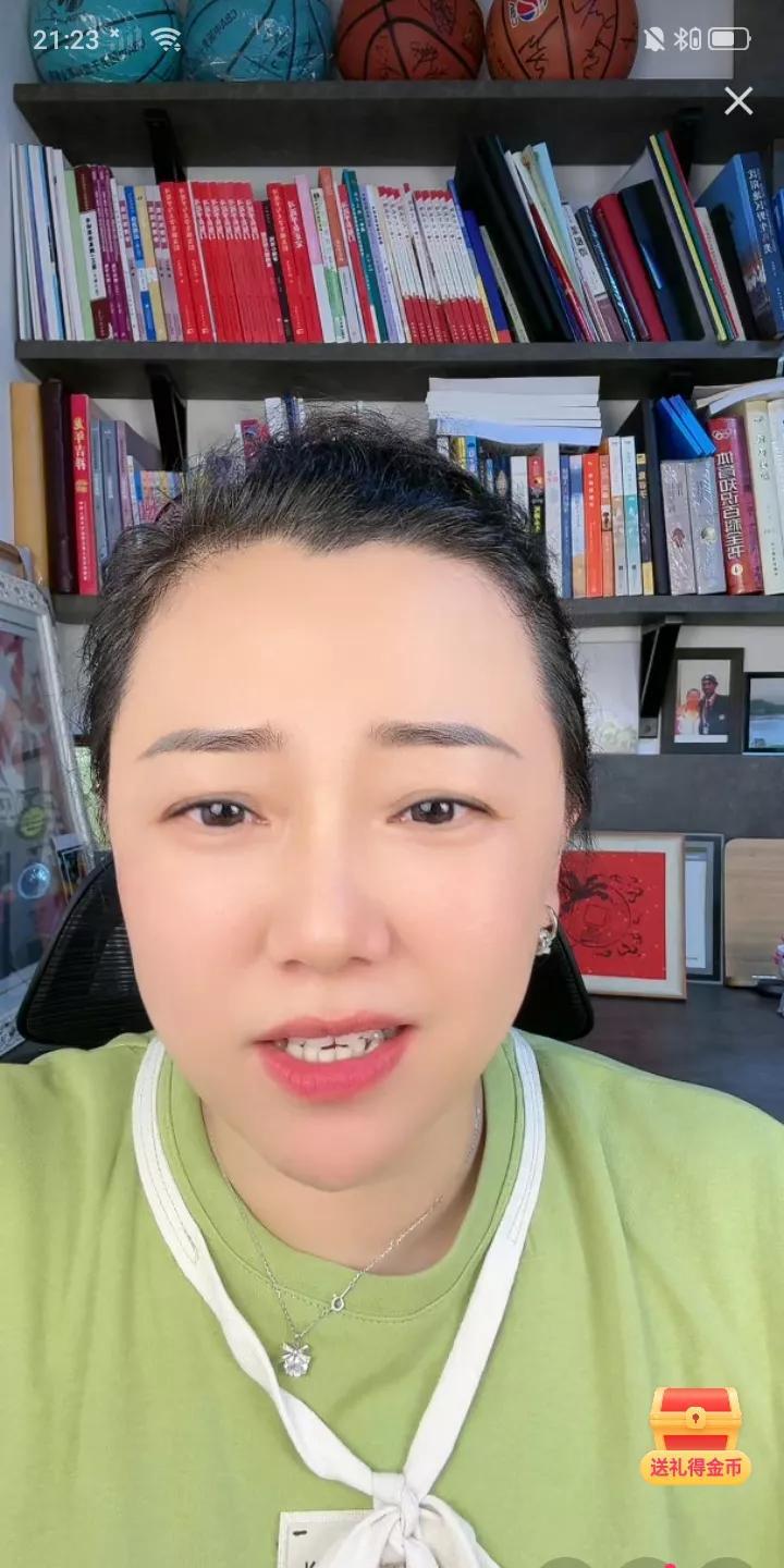 [昨晚前中国女篮名将马增玉开启直播与粉丝互动，面对直播间公屏全是女篮亚洲杯输球，