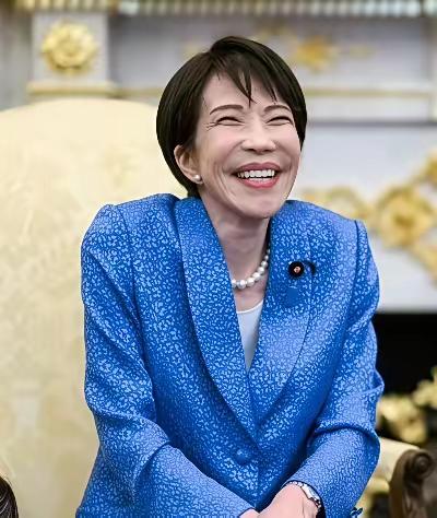 高市早苗表情做作到变形，孰不知一切夸张的动作都是被驯服者的伪装。