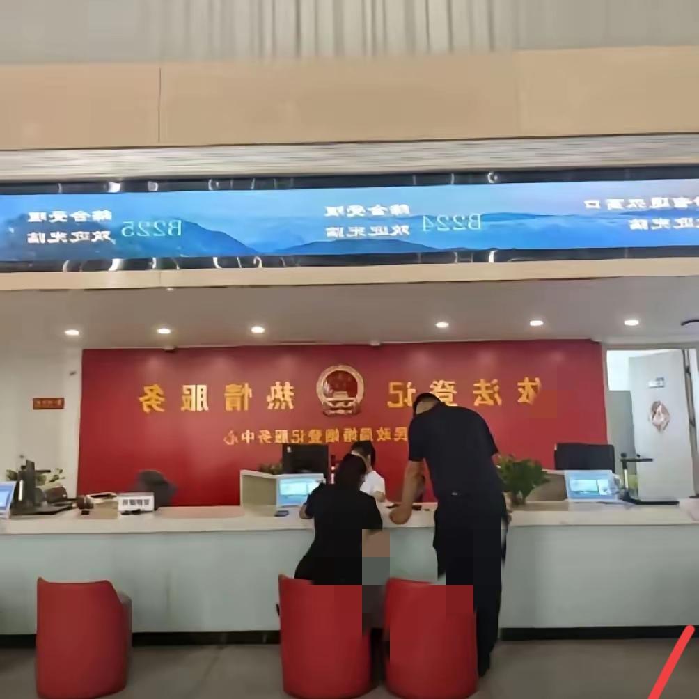 一对夫妇闹离婚，去路上一直恶心呕吐，到民政局人多，丈夫先带她去医院，一查竟然怀孕