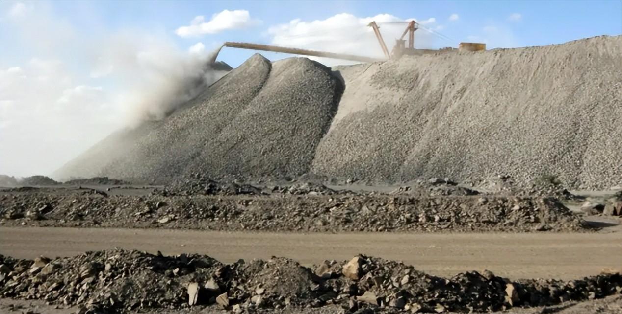 一次口岸常规查验，撕开了一条横跨境内外的战略资源走私黑幕。谁能想到，集装箱里标