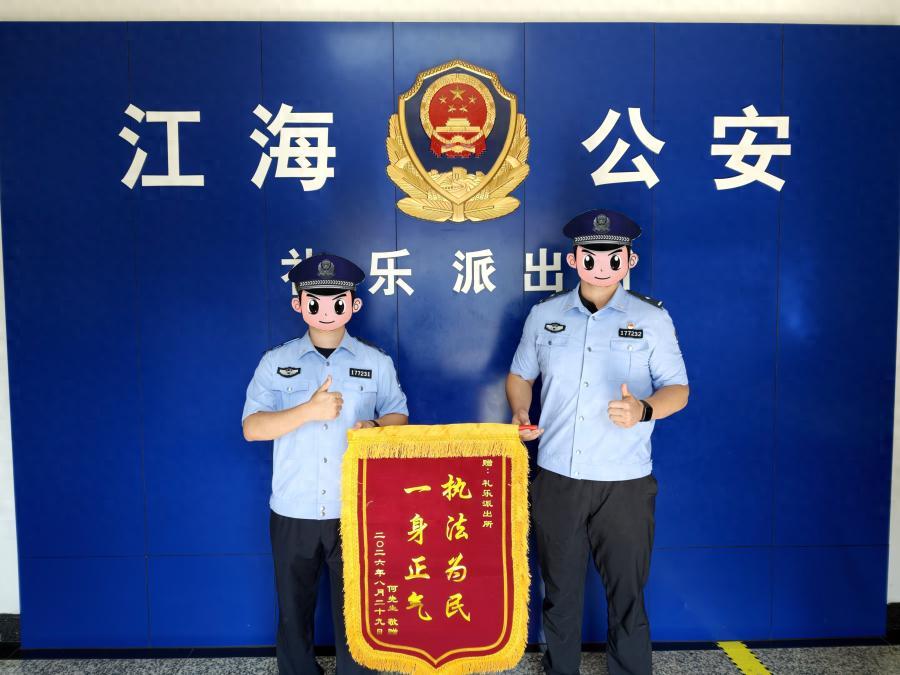 广东江门，一名男子夸赞舍友发型好看，拿着手机哄骗对方对着镜头眨眼、摇头，舍友完全
