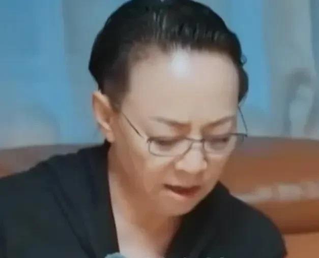 宋丹丹说孩子啃我可以，但别啃别人。她在节目里聊到巴图，说儿子不适合演戏，现在做直