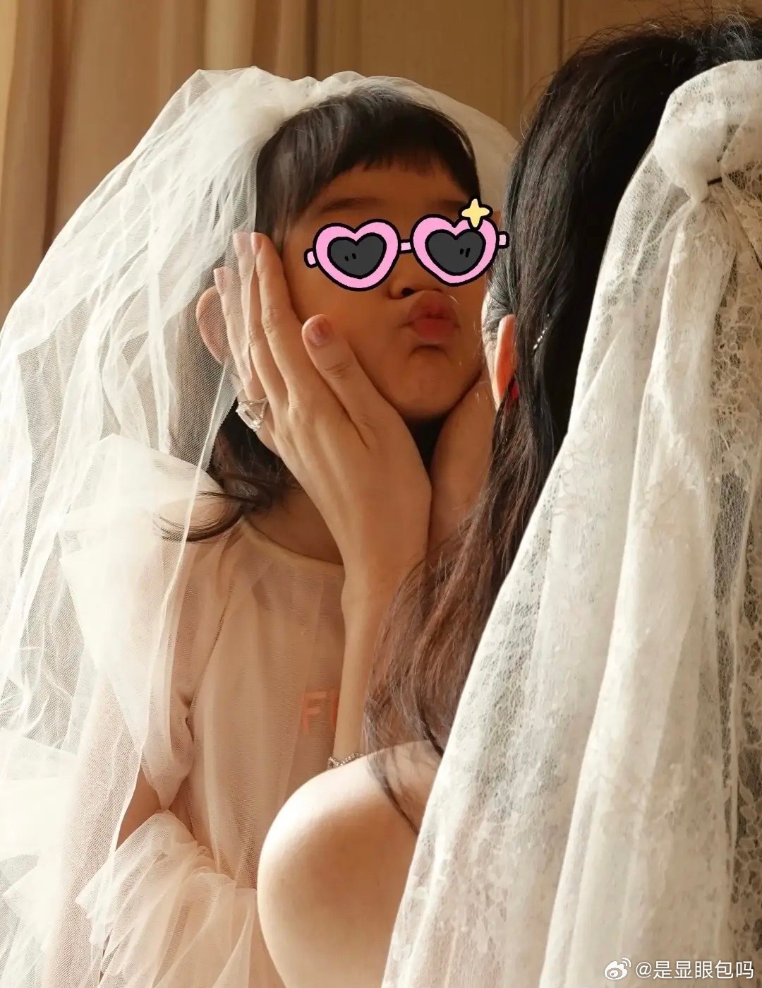 奚梦瑶晒婚礼上的一家四口，4岁女儿Romme穿纱裙坐在妈妈身边好乖，孩子嘟嘴的样