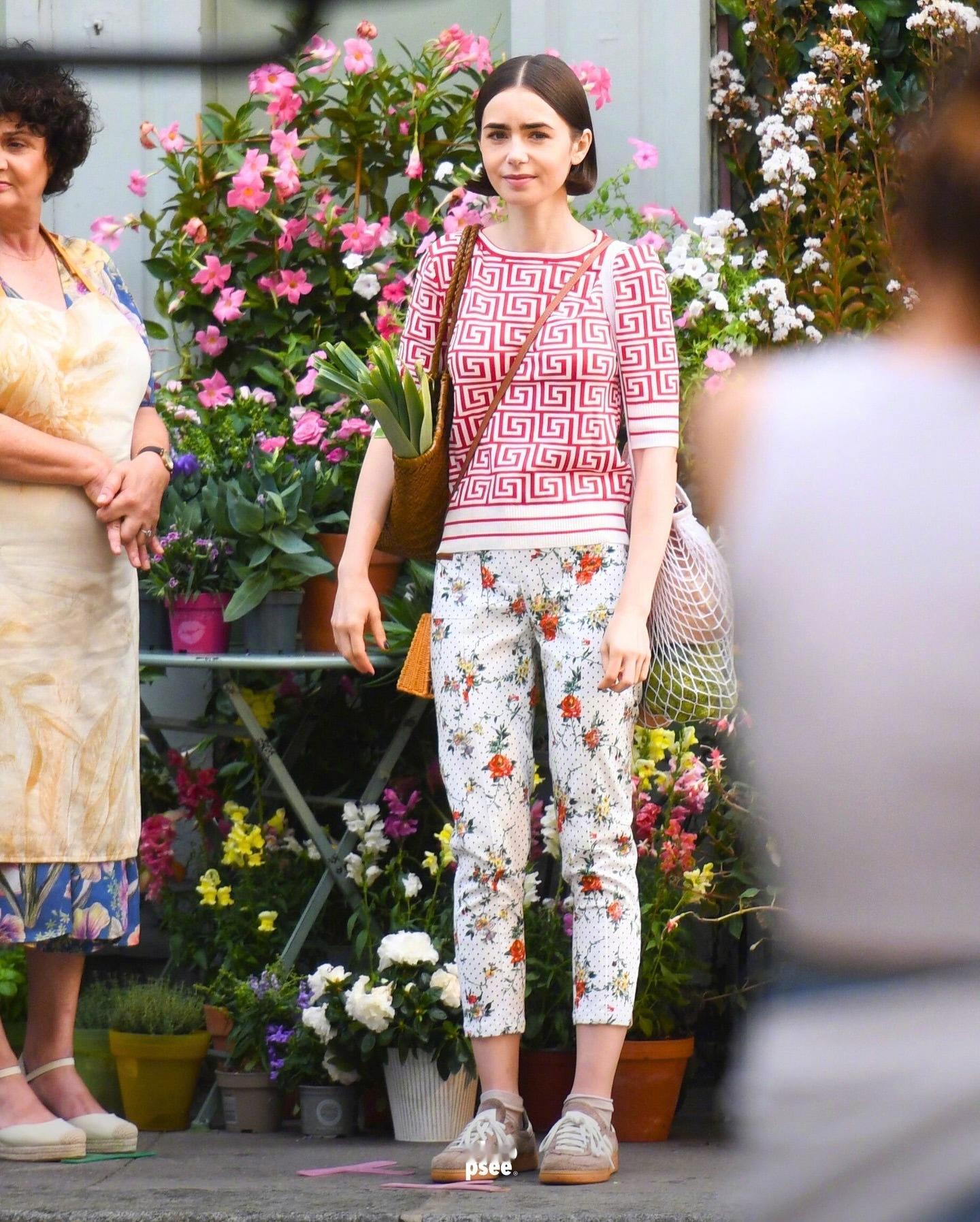 莉莉·柯林斯(LilyCollins)现身巴黎拍摄《艾米丽在巴黎》第五季。