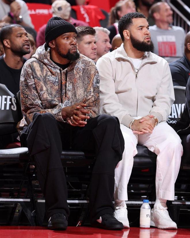 “火箭被低估了！”NBA著名评论员ZachLowe最近的一番话，给火箭新赛季的