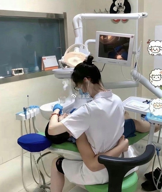小伙医院拔牙痛得哇哇叫