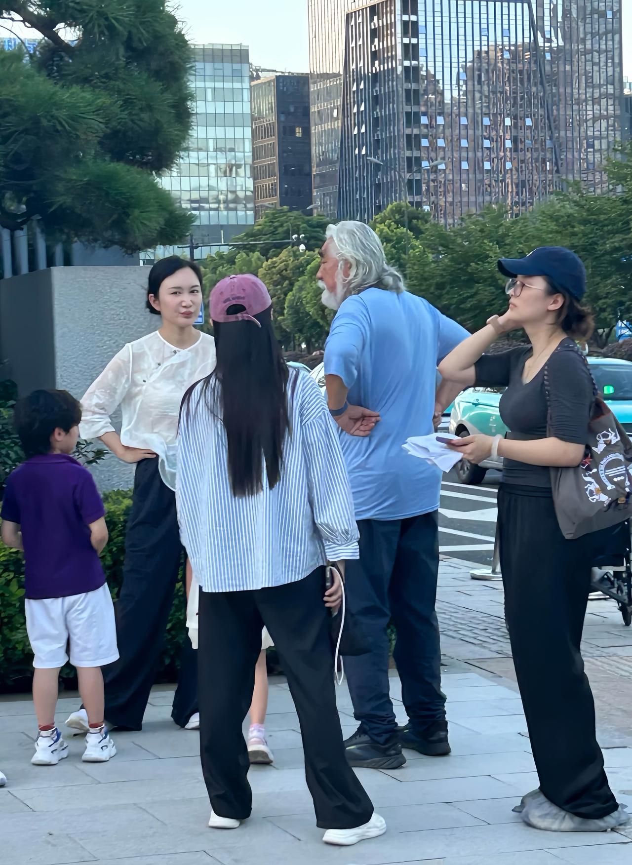 近日，有位网友在杭州偶遇大导演张纪中，夫妻俩站在浙一路口的画面。张纪中与老婆