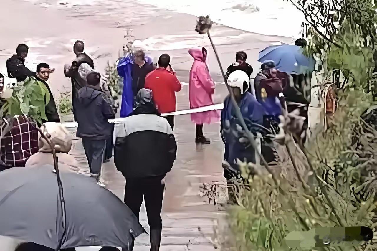 4月28日傍晚，四川宜宾锦屏镇，吴先生驾驶3轮车接两个儿子放学，途经富荣村七组漫