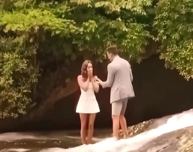这是坠入爱河吗？一男子在牙买加东恩河瀑布顶上向女友求婚，本来是一件极其浪漫的