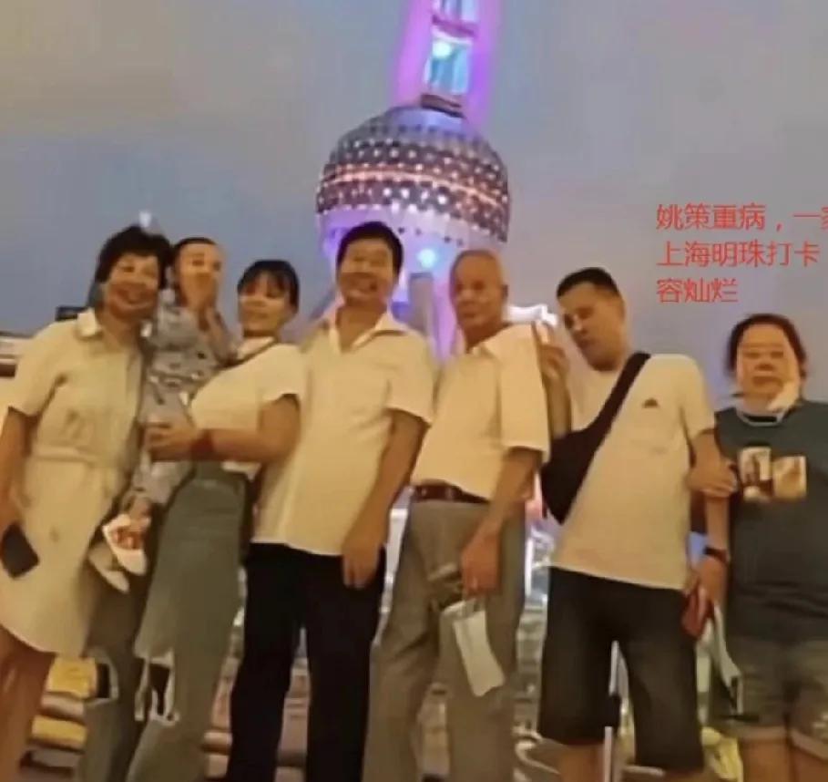 小青年当时躺在白房子里边，这些人在干什么？当时在魔都的时候，善良人家还租房子，