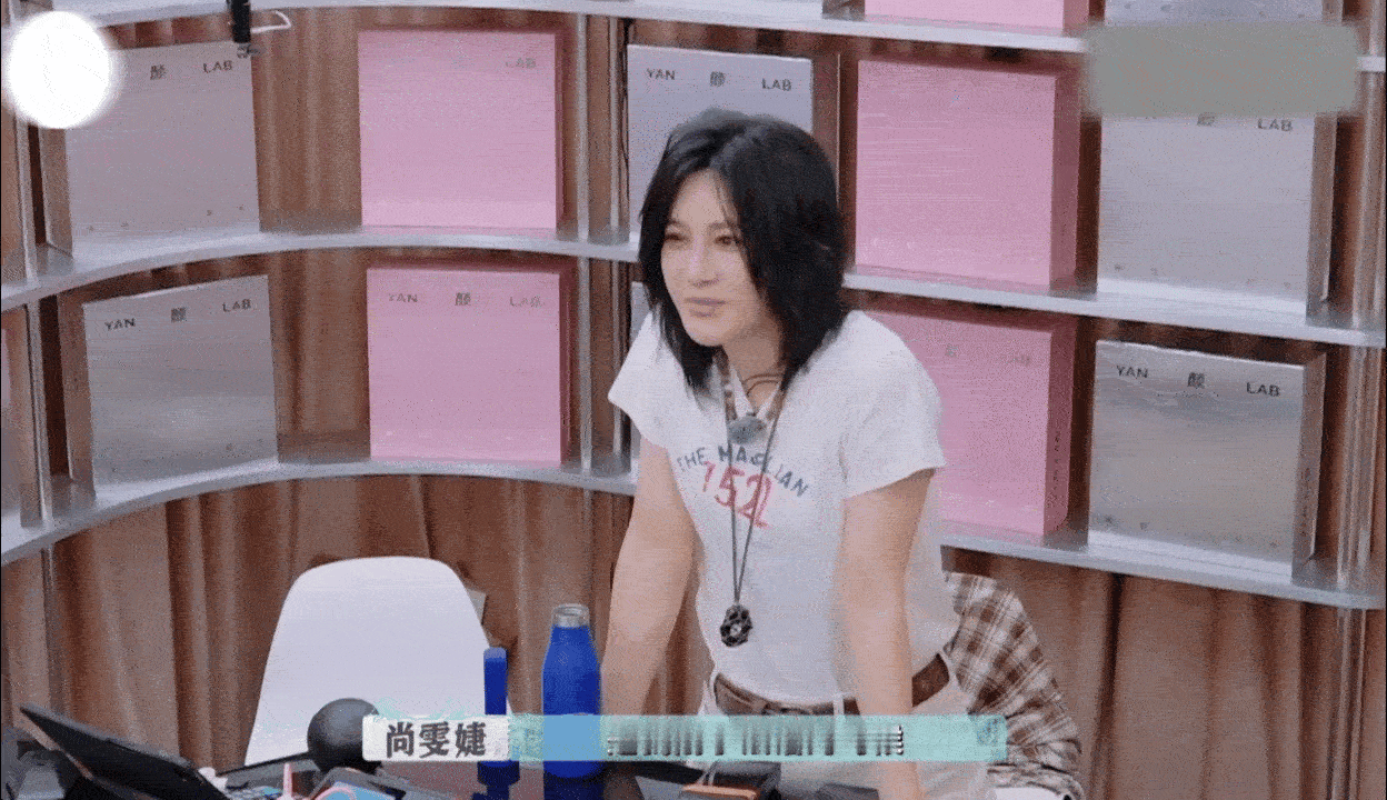 尚雯婕法语名把阿诺逗笑了节目里聊起法语名Laure的由来，尚雯婕先轻描淡写说“因
