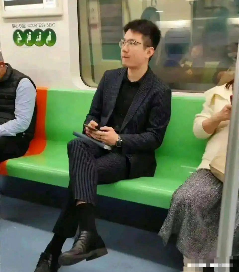 他是不是觉得自己很帅，很时髦