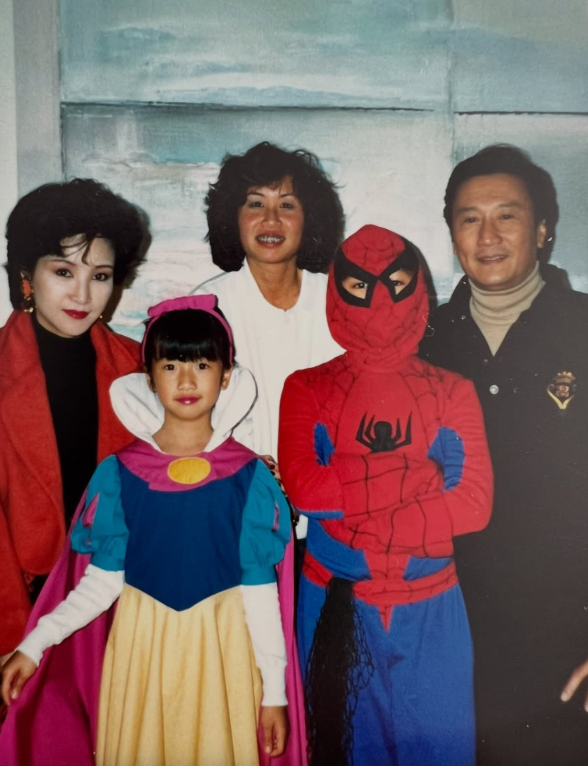 一家四口：谢贤、狄波拉、谢霆锋和谢婷婷。哥哥谢霆锋穿上全套蜘蛛侠战衣大摆威风甫士
