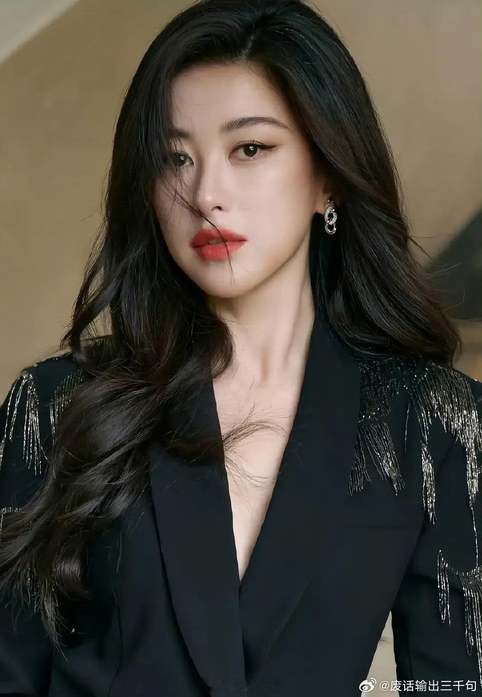 朱珠英语主持朱珠真的好美，好有实力，还很有才华。英语主持的时候仿佛在发光​​​