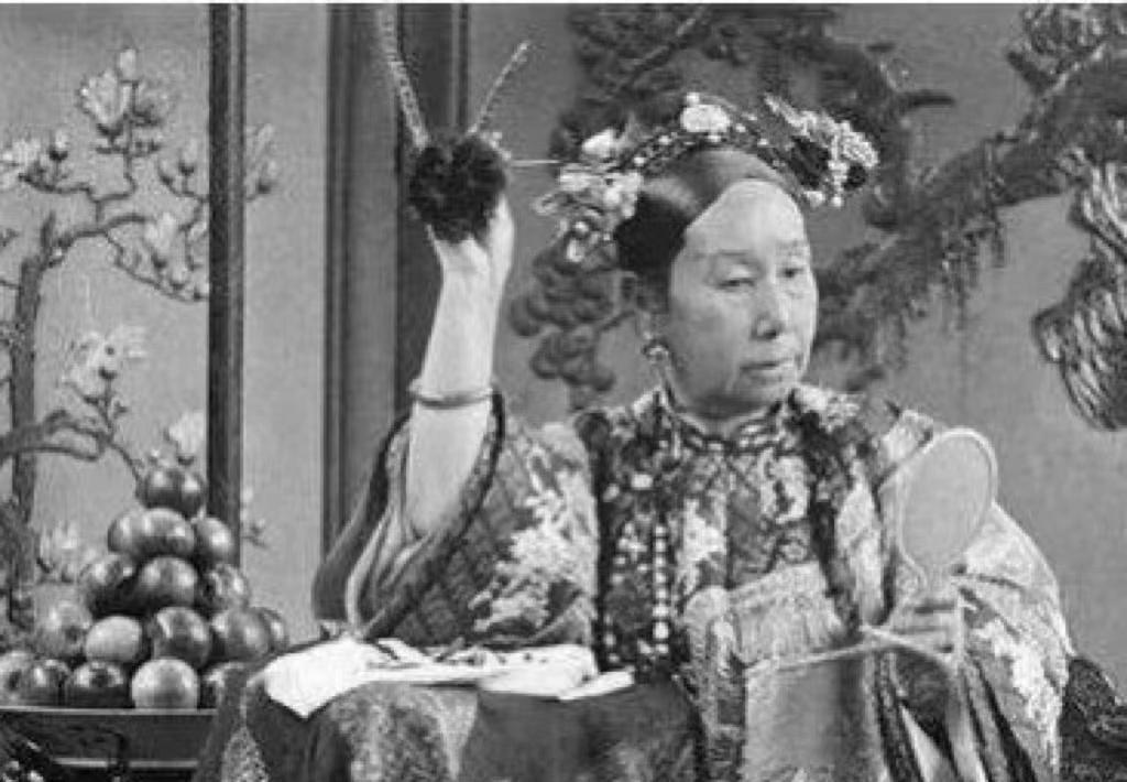 清朝的一天，慈禧突然内急发出“嗯嗯”两声，李莲英见状立刻高喊：“赶紧传官房来，”