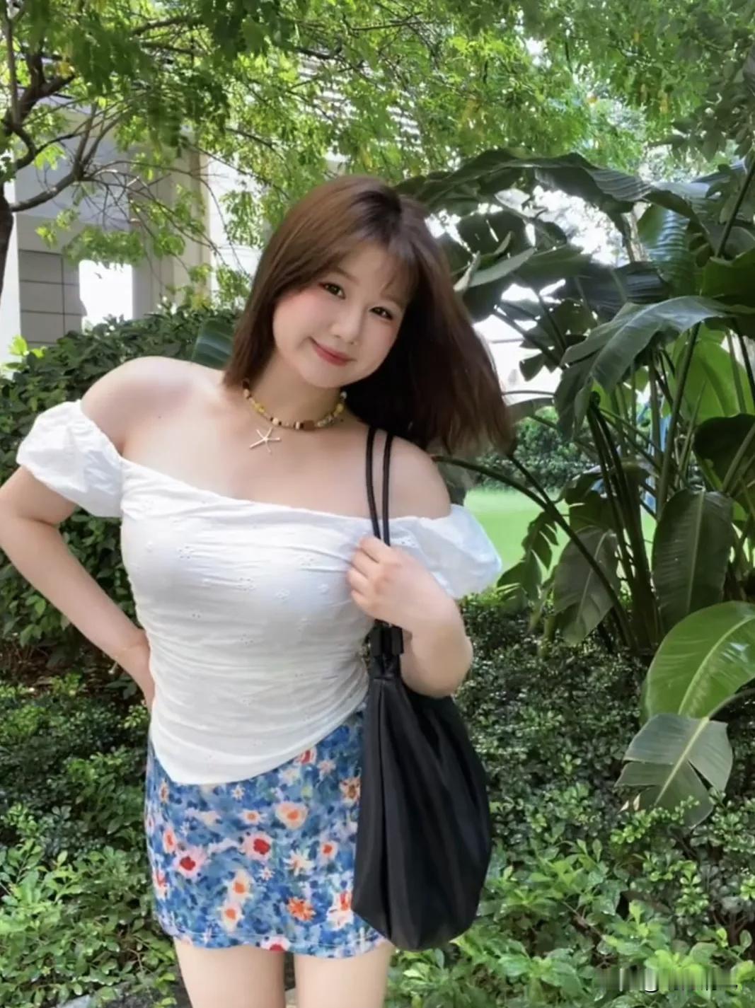 我发现肉肉身材拍照其实有个特别简单的思路：别总想着收，有时候稍微舒展一点反而更出