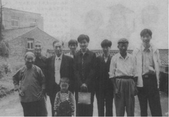 2000年，知名主持人吴小莉来到浙江，见到了自己同父异母的哥哥，她见哥哥家徒四壁