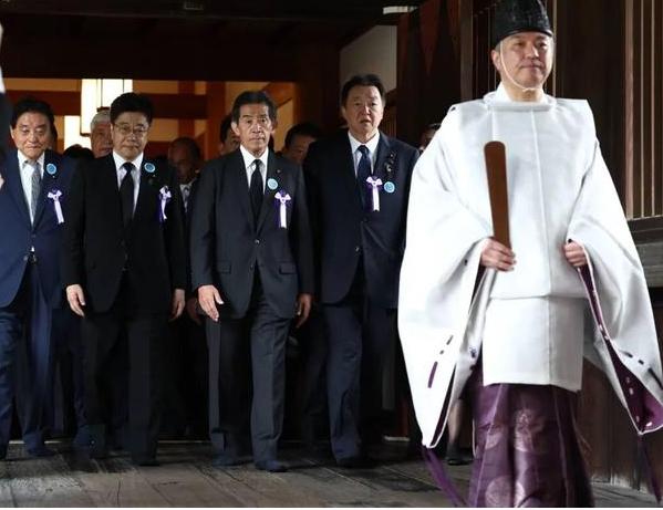 外交部刚把“靖国神社”改叫“战犯神社”，网友紧接着就提了一个更狠的问题“