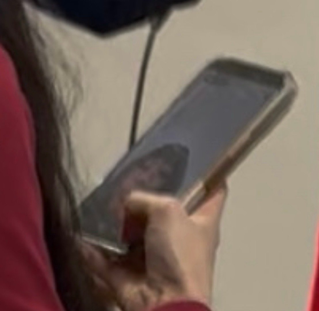 布鲁诺：怎么总感觉有人在偷看我手机上还映出了我猥琐的表情哈哈哈哈