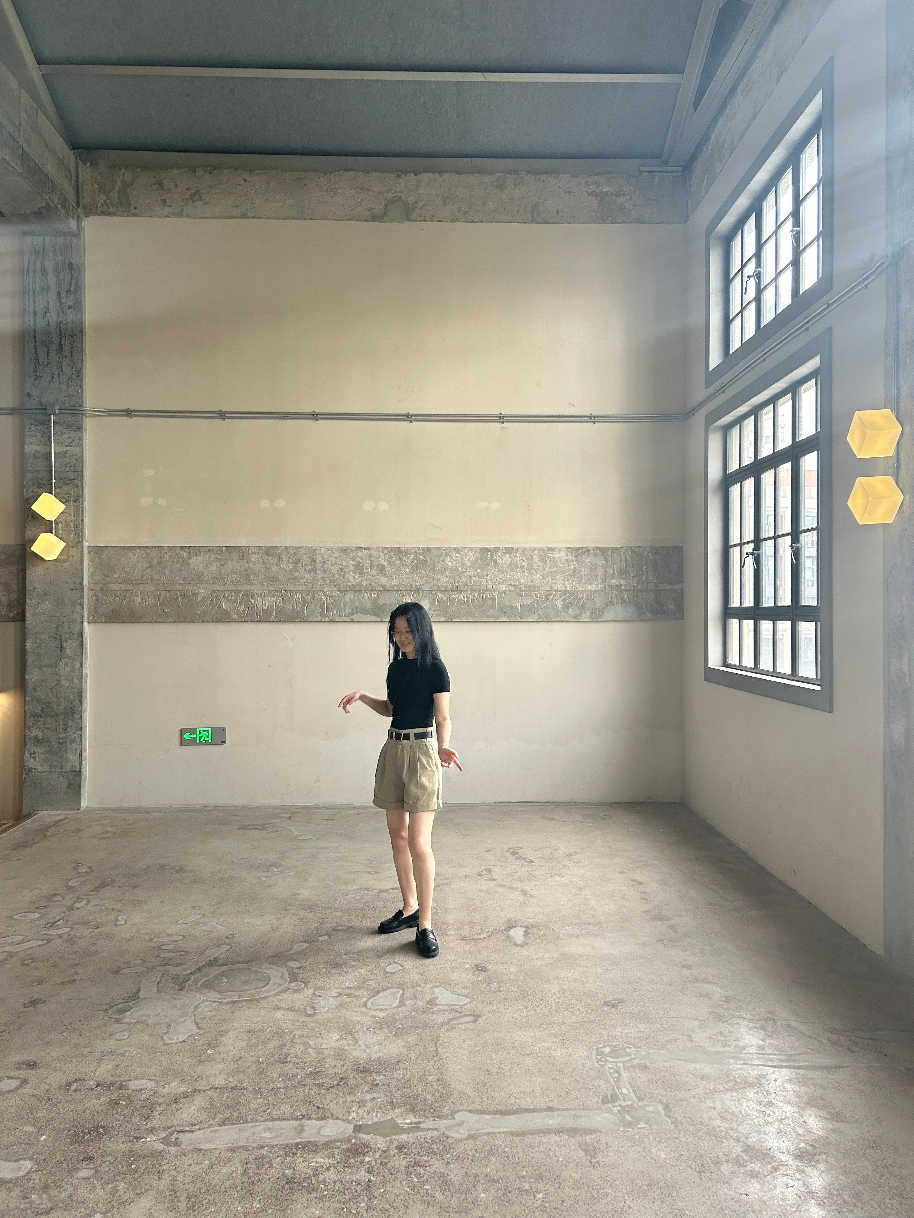 “看，地上的花纹好像一个跳舞小人。”
