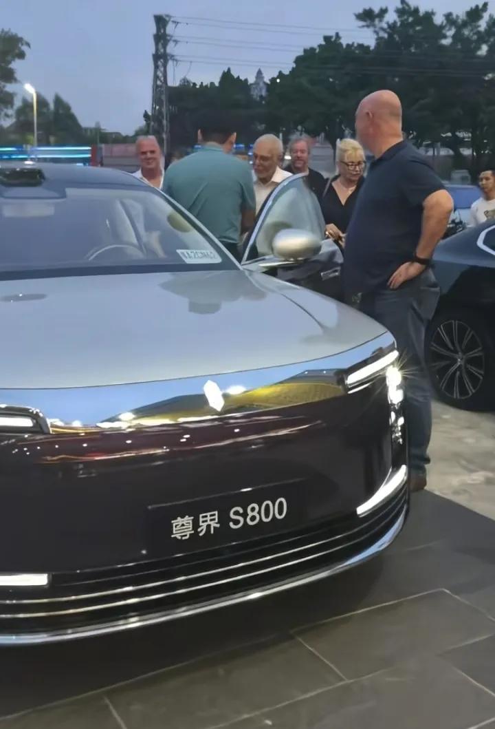 尊界S800的吸引力真大，令人一看到就移不开眼睛。这不，7月9日傍晚，一位名叫“