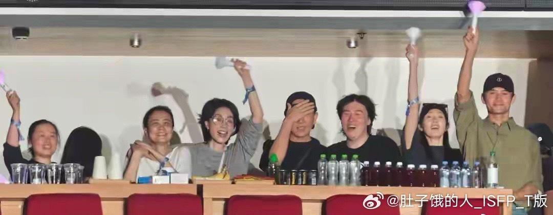 那英19岁女儿现身妈妈演唱会，染一头黄发很美，和宋丹丹坐在一起