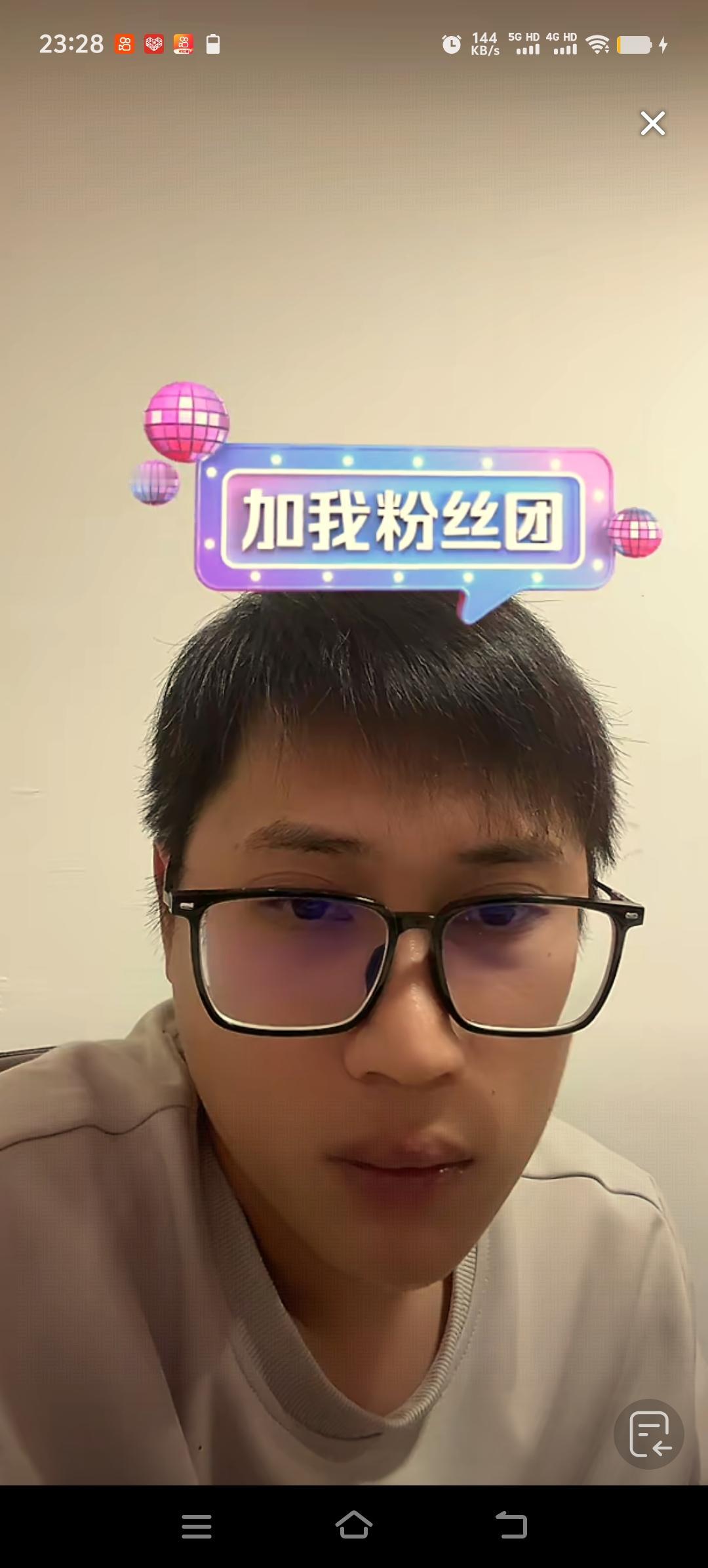 梁志辉今晚又开启直播，在线和大家聊天。他的经典金句依旧是“什么鬼”之类的。朋友问