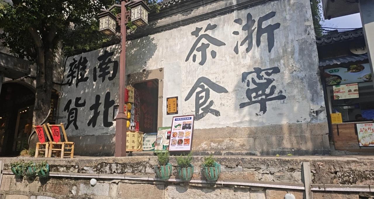 南浔自驾游开着铂智3X去旅行之南浔停车门口就有，停完车进门口就有船，坐船前先