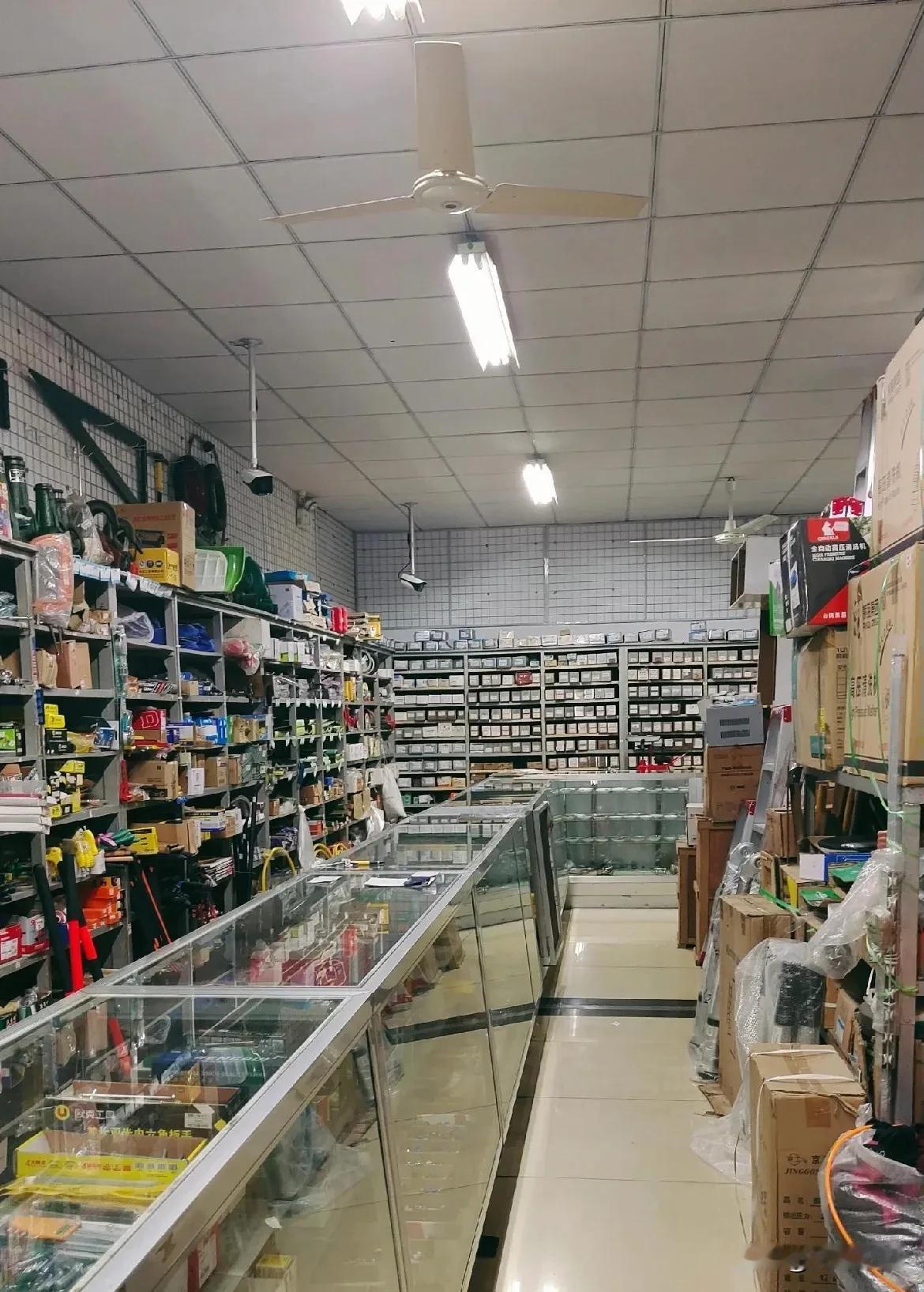 家门口开了好多年的五金店突然倒闭了！五金店现在开的太多，房地产热过去了，再加上