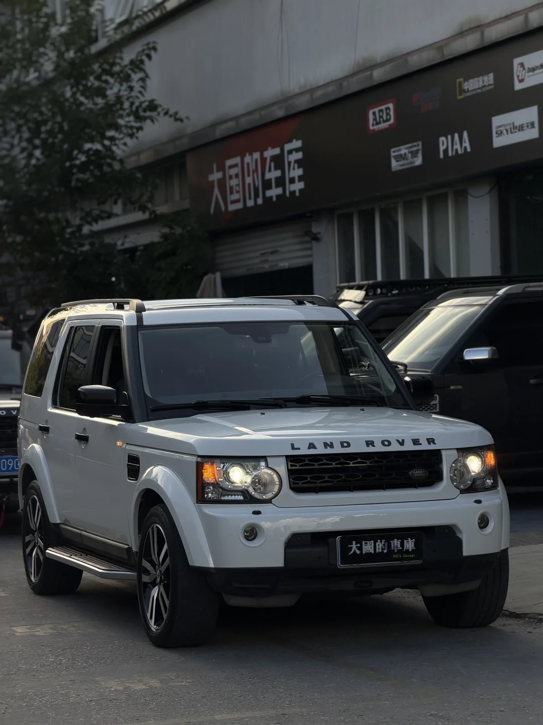 黑白限量版路虎发现