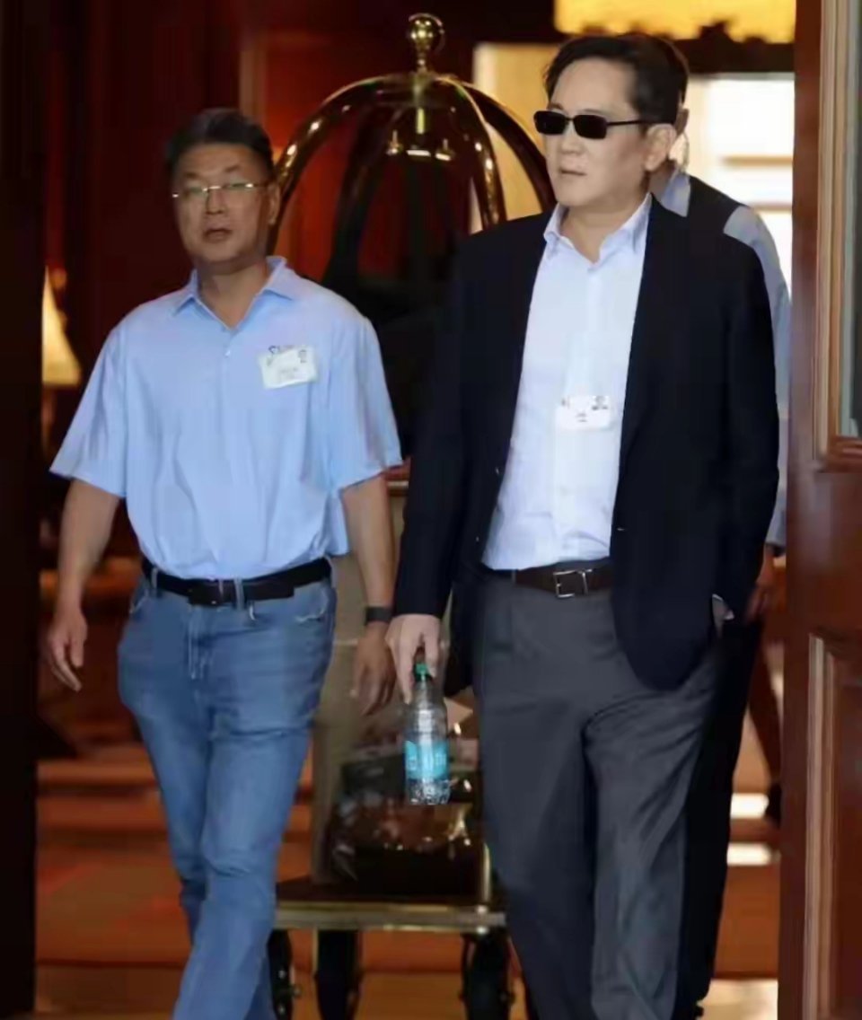 邓文迪与三星李在镕罕见同框，快60岁状态超好，再现顶级人脉实力