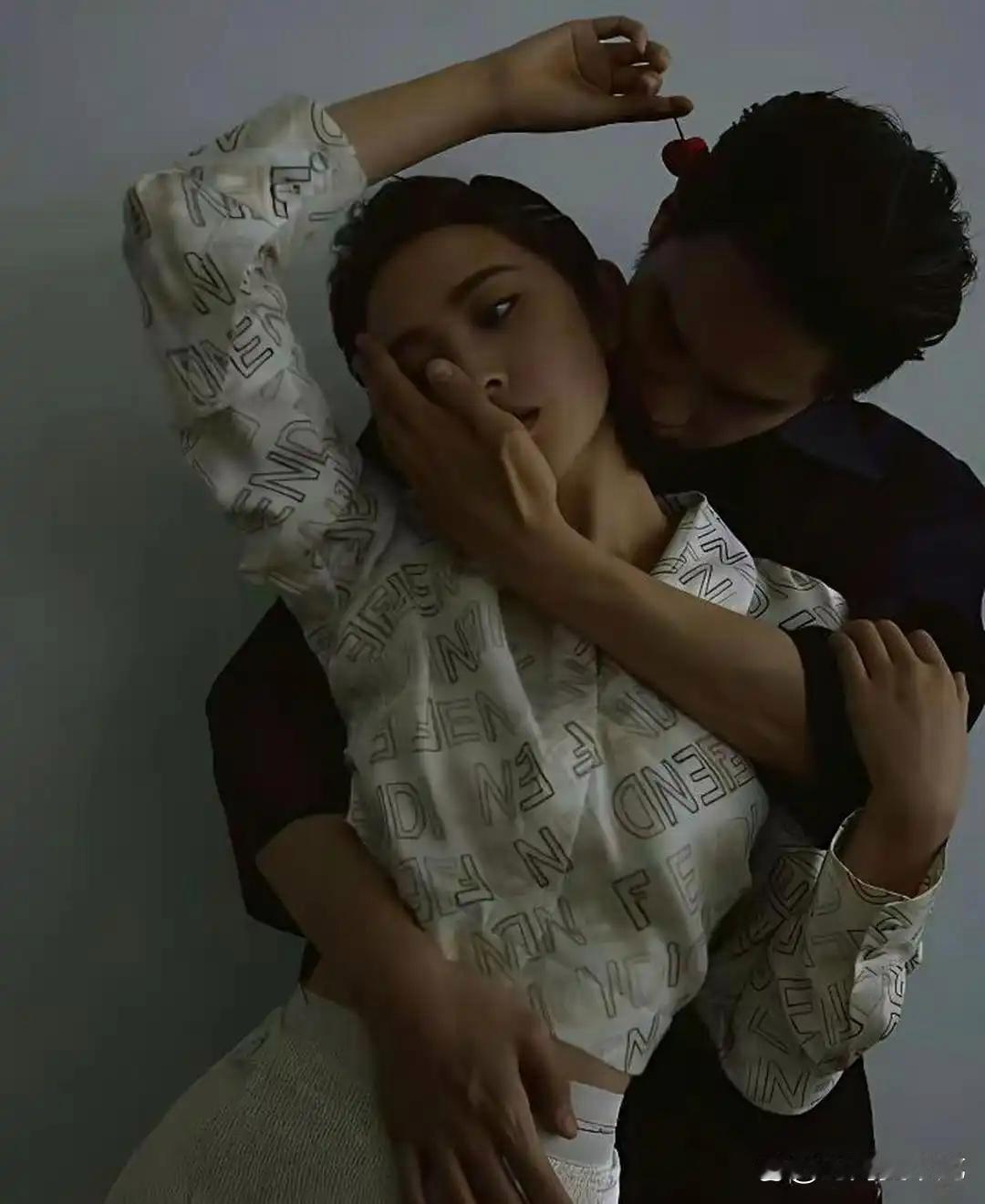 张若昀唐艺昕这身材比例太让人惊叹，大手配细腰，太好磕了！