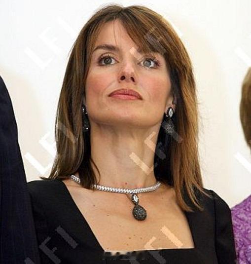 西班牙王后莱蒂齐亚的黑钻套装,包括项链和耳环,据报来自DeGrisogono,