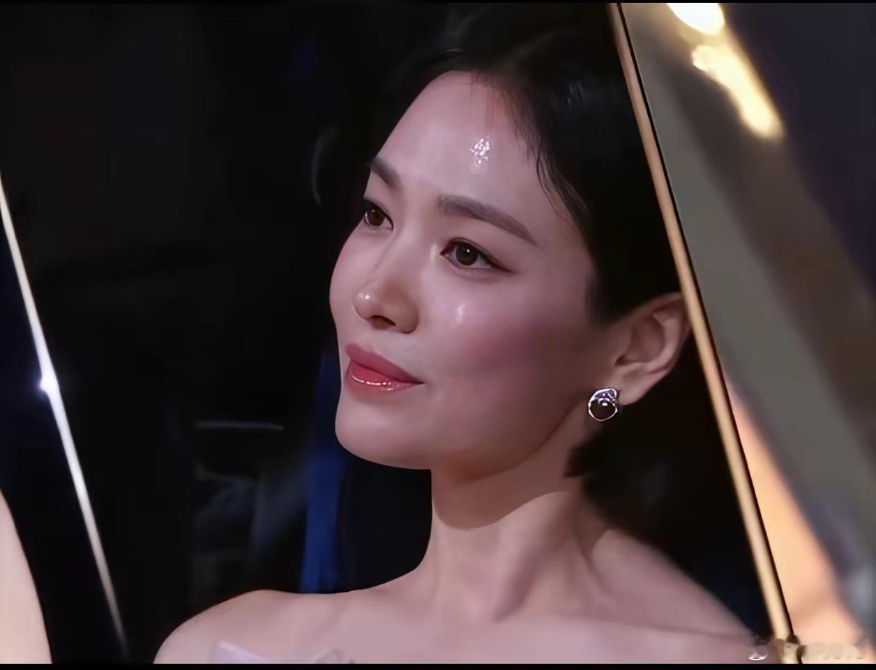 生过和没生过，果然不一样。宋慧乔比孙艺珍还大一岁，脸比孙艺珍饱满多了，看起来更紧