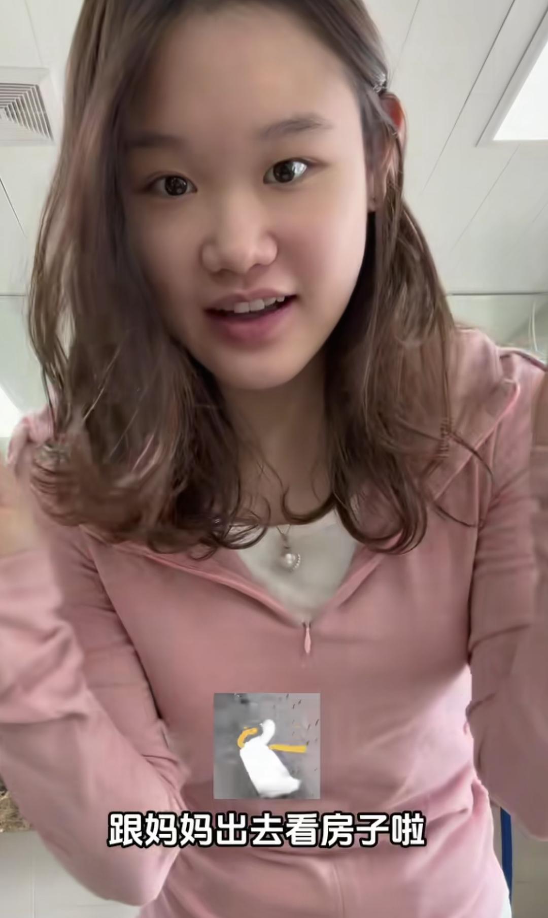 张家齐去年与父母关系还是很不错的，穿搭也很奢侈，母亲给她买了衣服，她很开心的夸妈
