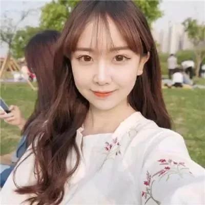 阳光明媚的午后，漫步在公园里，享受美好的时光。秋日公园美景自然漫步时光深秋里