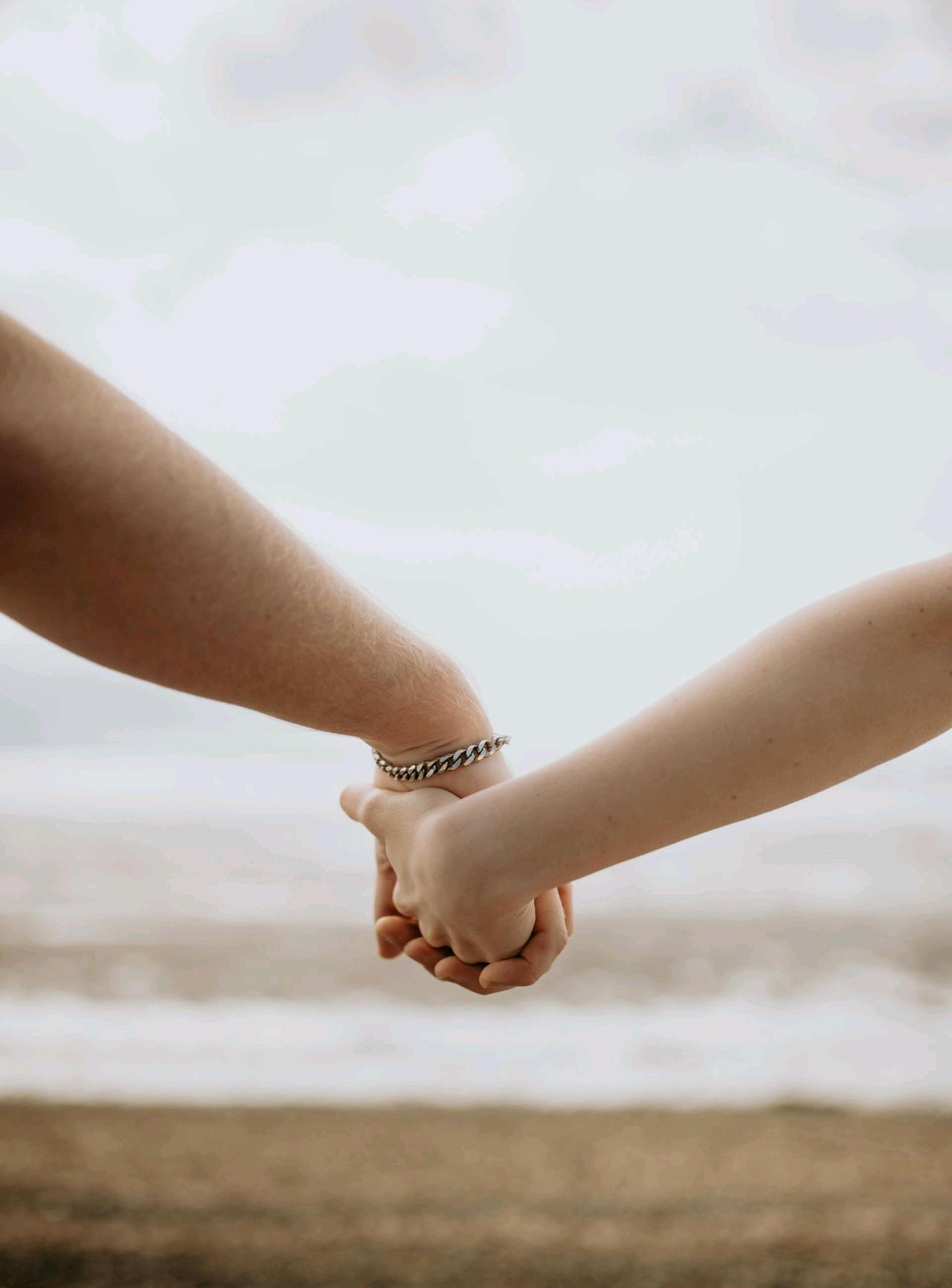 说的在理的一段话:“夫妻才是一辈子的情人，老公是左手，老婆是右手，日子久了，左手