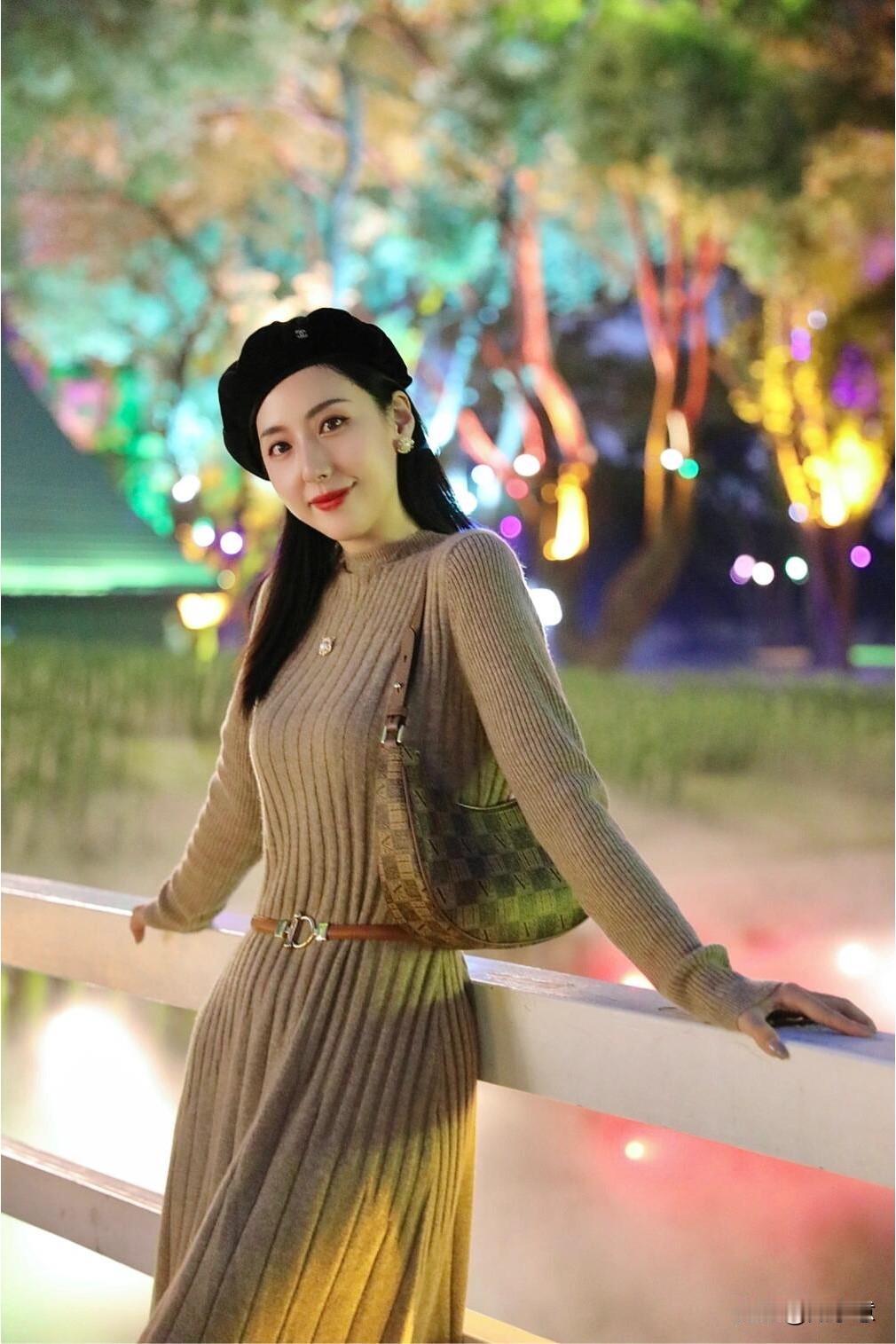 在花海中，甜美少女与时尚包包的完美搭配