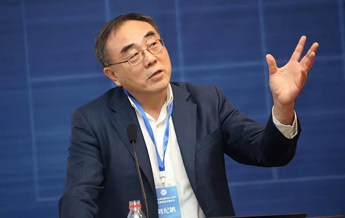 掌声响起来！刘纪鹏发问“为什么站不稳4000点？”刘纪鹏表示，中国股市4000点