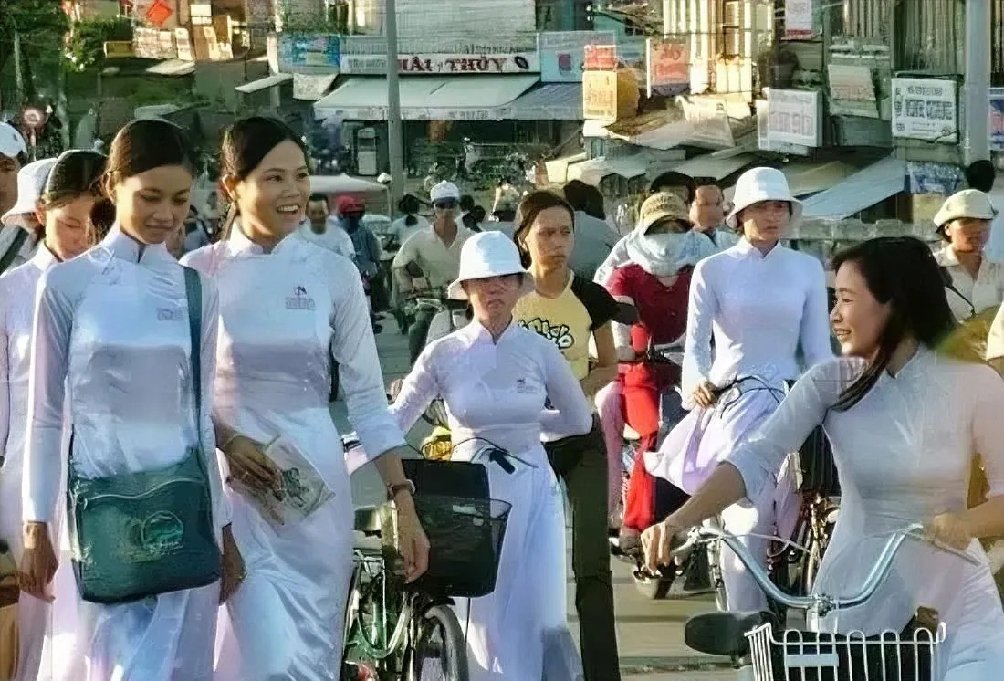 越南对中国又爱又恨太不可思议了！越南对咱们中国，居然像极