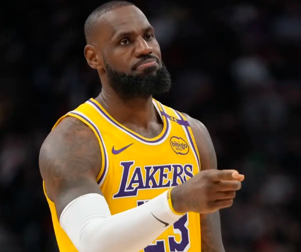 湖人以141-116战胜老鹰。赛后，詹姆斯接受了媒体的采访。记者：“勒布朗，雷